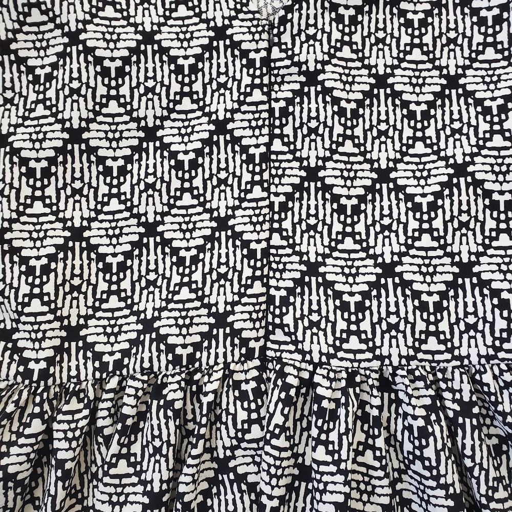 BLACK AND WHITE RUFFLE BOTTOM DRESS. - Picture 6 of 7